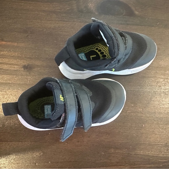 Nike Kids Grey White Green Running Shoes Size 6C - Picture 3 of 8